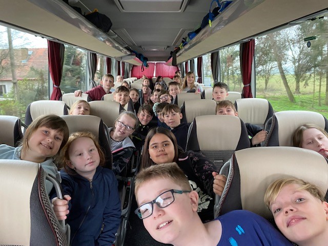 Třídy 3.B, 3.C a 4.C si užívají školu v přírodě na Slapech