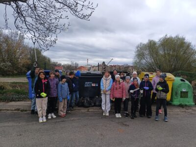 Úklid okolí školy